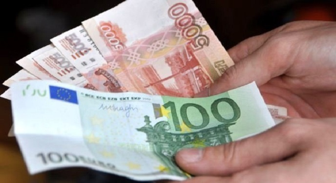 Официальный курс евро опустился ниже 71 рубля