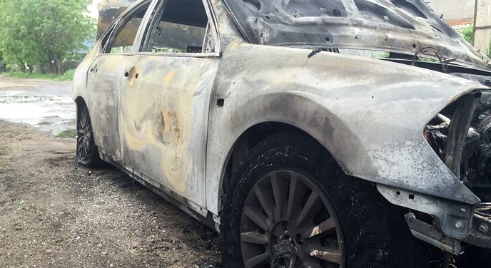 СК: в сгоревшей машине у здания администрации в Можге отыскали мужское тело