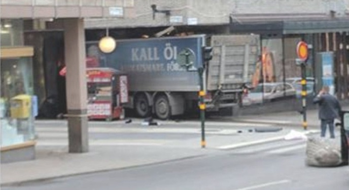 Мужчина на грузовике врезался в толпу людей — Теракт в Стокгольме