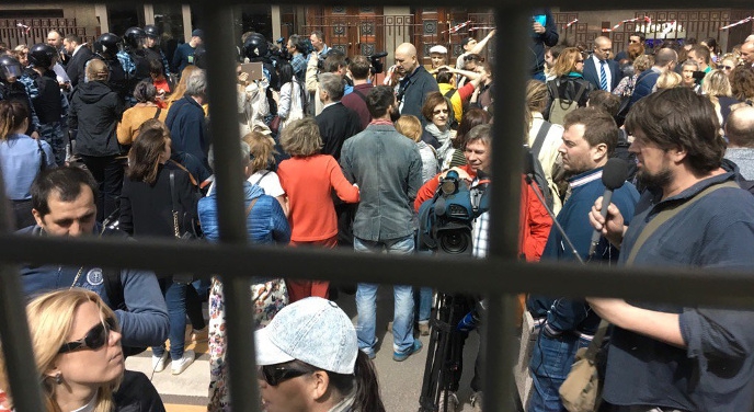 Руководителя московского отделения «Яблока» Митрохина задержали на пикете против реновации у Государственной думы
